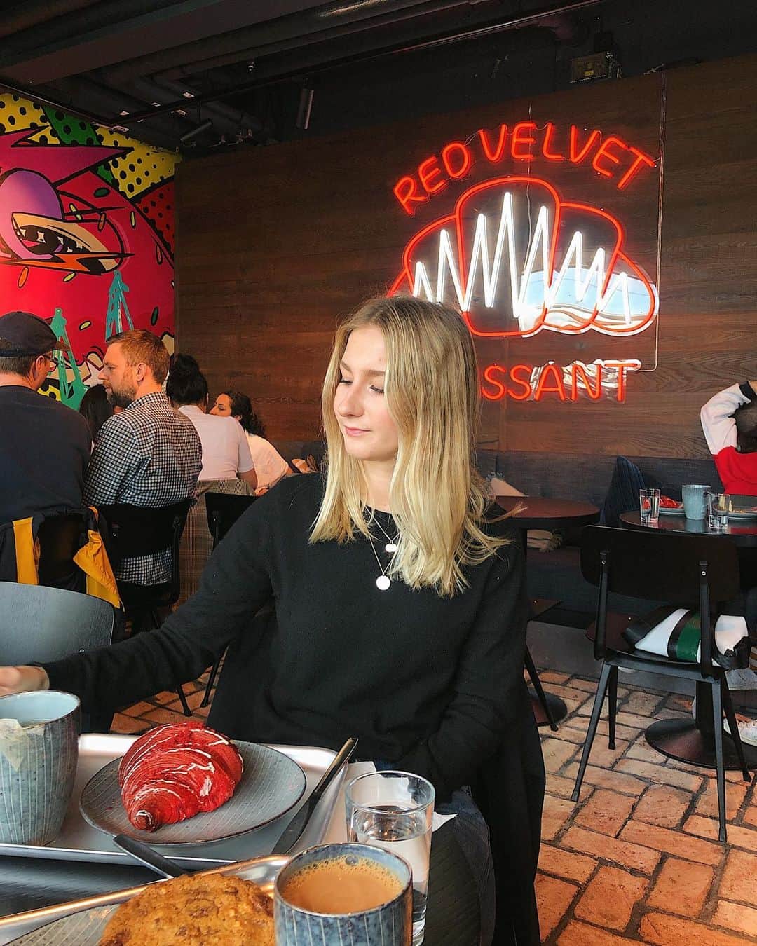 イザベル・オルソンのインスタグラム：「Såhär trevligt kan man ha det en söndag med syster 🥐」