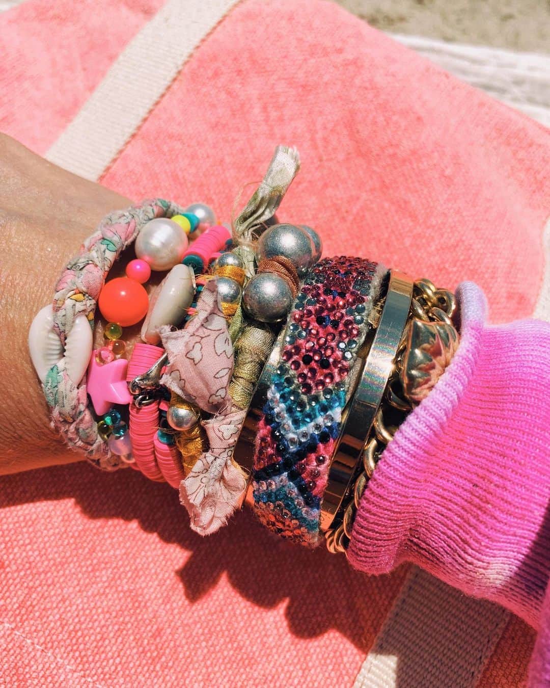 のインスタグラム：「Sunday Funday vibes 🌈🌸 tap to shop @jodiesnydermorel’s #armparty on the beach #dannijogirls」