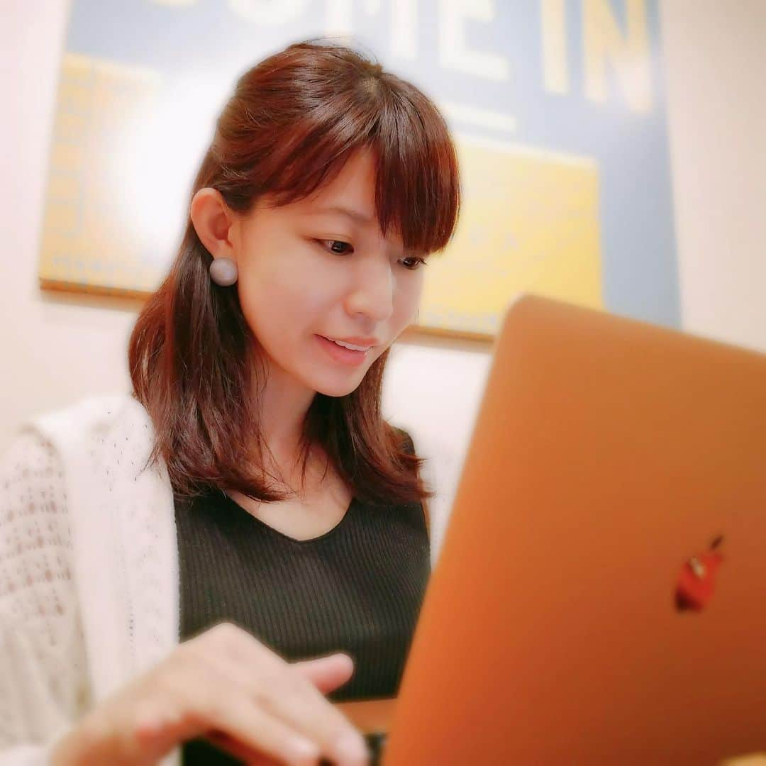 熱田久美さんのインスタグラム写真 - (熱田久美Instagram)「検定試験が無事終わり(疲れました👁) 帰ってお散歩をしたあとは、ひたすら仕事に集中するという…結局日曜日休めていない私🐢💭 やはりカフェはやりたいことが捗るー！なんだろうこの絶妙なBGMとか、人がちらほらいる方が、逆に自分の世界入れて雑念がなくなるのだろうか…🥺人体の不思議🥺 ・ 実はね、昨日普通に眠れなくて (勉強めっちゃしてたとかでもない📕) 寝れたの朝の7時でした‪w それは‪眠いよね😴 ・ 明日からまた一週間が始まる！ 時間ってあっという間に過ぎるけど、楽しいからいっか💓これからもやりたいことどんどんやる！ぞ！ ・ #cafe #study #sleepy #カフェ #勉強 #集中 #眠い #寝不足  #やりたいこと #ありすぎ #楽しんだもん勝ち  #やる気 #勇気 #元気 #メラメラ #仕事 #パソコン #pc #大活躍 #明日も頑張ろう #いつもありがとう」6月2日 22時38分 - kuumi1125