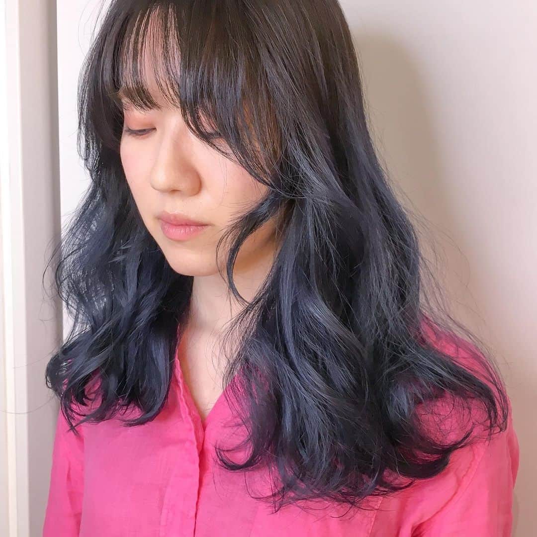 原涼香のインスタグラム：「ㅤㅤㅤㅤㅤㅤㅤㅤㅤㅤㅤㅤㅤ Gradation Navyyy 🦋💙 毛先はブリーチ2回〜です ! 可愛かった~~🙇🏻‍♀️ ㅤㅤㅤㅤㅤㅤㅤㅤㅤㅤㅤㅤㅤ」