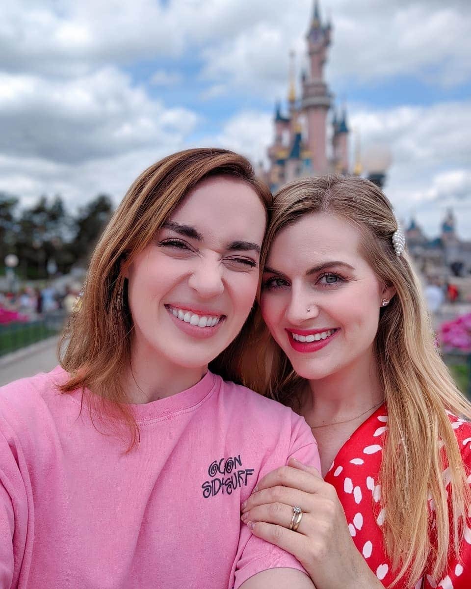 Rose Dixさんのインスタグラム写真 - (Rose DixInstagram)「She bought the dog a princess bowl and coerced me to buy an entire Ratatouille chef ensemble, but I ABSOLUTELY LOVE IT AND WOULD HAVE IT NO OTHER WAY! Thank you Disney for making my wife's dreams come true ♥️ I'm wearing my chef hat even for toast 👌🏻 #DisneylandPark #DisneylandParis #ad #gifted」6月2日 22時41分 - roseellendix