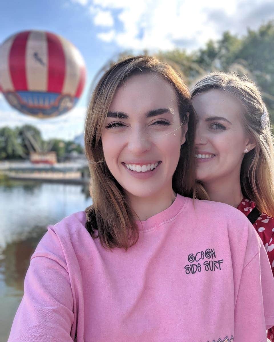 Rose Dixさんのインスタグラム写真 - (Rose DixInstagram)「She bought the dog a princess bowl and coerced me to buy an entire Ratatouille chef ensemble, but I ABSOLUTELY LOVE IT AND WOULD HAVE IT NO OTHER WAY! Thank you Disney for making my wife's dreams come true ♥️ I'm wearing my chef hat even for toast 👌🏻 #DisneylandPark #DisneylandParis #ad #gifted」6月2日 22時41分 - roseellendix