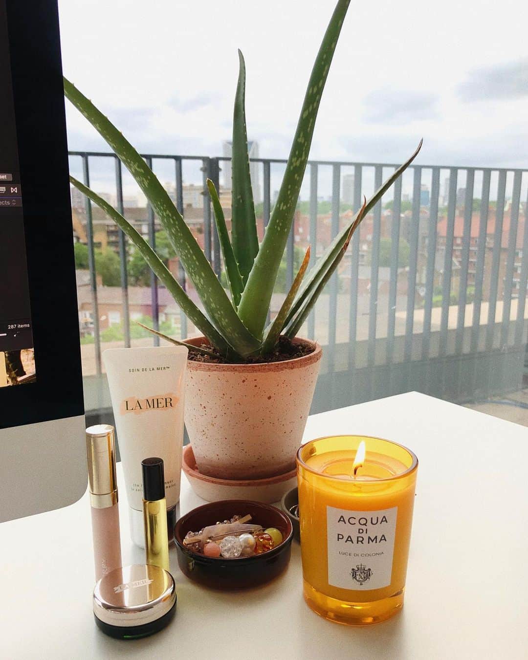 Estée Lalondeのインスタグラム：「Sunday night desk sidekicks 💕 { gifted items } (this candle smells insanely goooooood)」