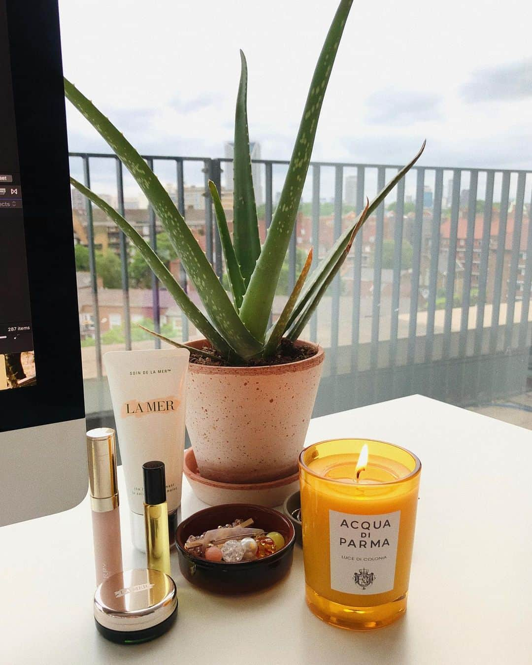 Estée Lalondeさんのインスタグラム写真 - (Estée LalondeInstagram)「Sunday night desk sidekicks 💕 { gifted items } (this candle smells insanely goooooood)」6月3日 4時08分 - esteelalonde