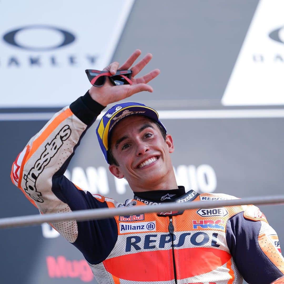 レプソル・ホンダのインスタグラム：「#MM93 🐜 🅿️2️⃣ 🇮🇹 ⠀⠀⠀⠀⠀⠀⠀⠀⠀ “Today was time to defend, and we did it in the best way we could because usually this is not one of our best circuits. I stayed calm and waited to try something in the last lap. I was able to try but I missed the apex on the first corner and then both Ducati overtook me. Petrucci rode very well at the front today, congratulations to him. My goal was to finish in front of Dovizioso and Rins and we did this so I’m happy. Also congratulations to my brother Alex, he had a great race today too. As always, thanks to the Repsol Honda Team as they have worked hard to allow us to fight for victory here.” ⠀⠀⠀⠀⠀⠀⠀⠀⠀ #ItalianGP #25RepsolHonda #Repsol #MotoGP #Honda #Racing #RepsolHonda #HRC #RC213V #MM93 #MarcMarquez #MM93🐜 #ThePowerOfDreams #Motorcycle #Italy #Second #HardRace #Podium #ChampionshipLead」