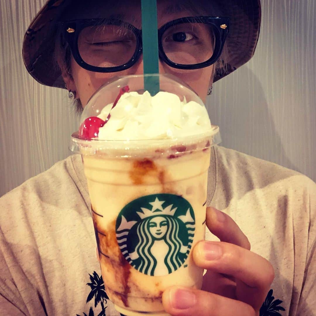 KEIさんのインスタグラム写真 - (KEIInstagram)「東京に帰ってきてから、クタクタのポンコツなのでカロリーをゲットしに。 昨日いただいた手紙を読みながら高濃度のカロリーを摂取摂取っ☆  #スターバックス #プリンアラモードフラペチーノ」6月2日 22時52分 - kei_gt_inst