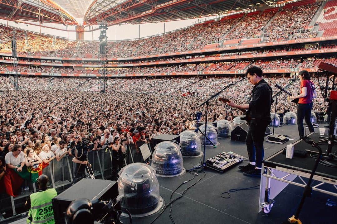 ジェームズ・ベイさんのインスタグラム写真 - (ジェームズ・ベイInstagram)「Lisbon night 1 #dividetour ♥️ 📷 @jonstonevideo」6月2日 22時52分 - jamesbaymusic