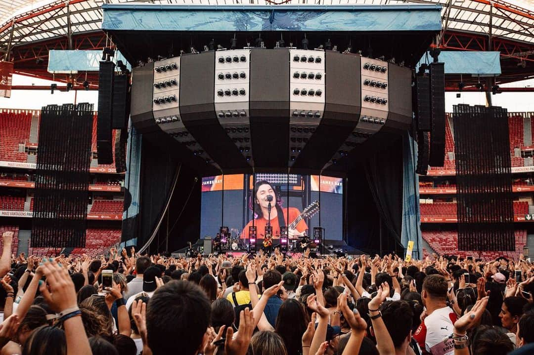 ジェームズ・ベイさんのインスタグラム写真 - (ジェームズ・ベイInstagram)「Lisbon night 1 #dividetour ♥️ 📷 @jonstonevideo」6月2日 22時52分 - jamesbaymusic