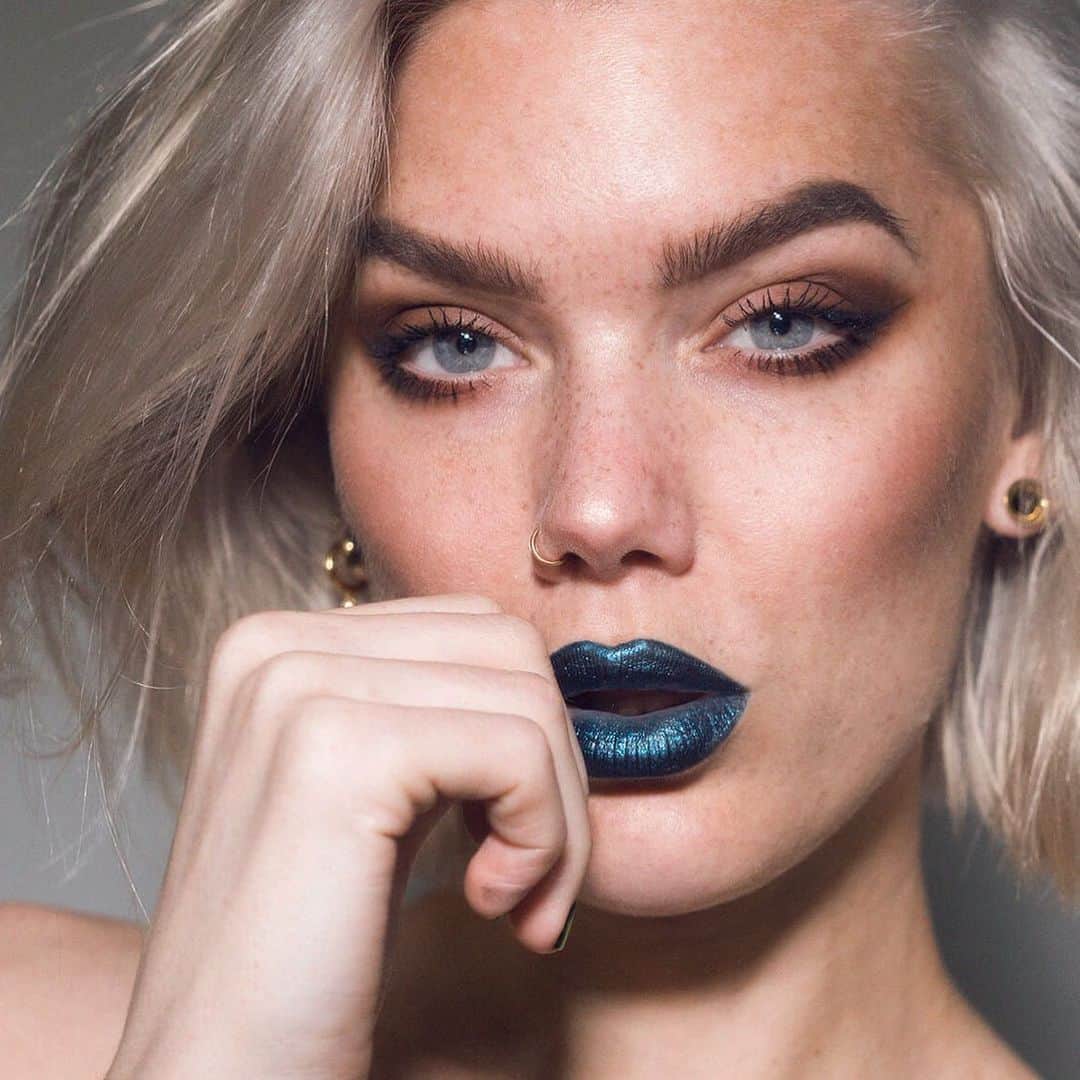Linda Hallbergさんのインスタグラム写真 - (Linda HallbergInstagram)「A blue lip is always a good Idea :) for this look I’ve used all @lindahallbergcosmetics on eyes and lips Brown Core Crayon as a base and Infinity Deep Palette on eyes. on my lips are Atria Flash Crayon & Enchanted Secrets Duochrome Palette. 🔮 Don’t miss out @lindahallbergcosmetics weekend offer at our website! Buy any Palette and get a crayon for free 😍 - (The offer is not valid in sweden, norway, Finland & UK due to exclusivity) #ad #reklam #lindahallbergcosmetics」6月2日 22時54分 - lindahallberg