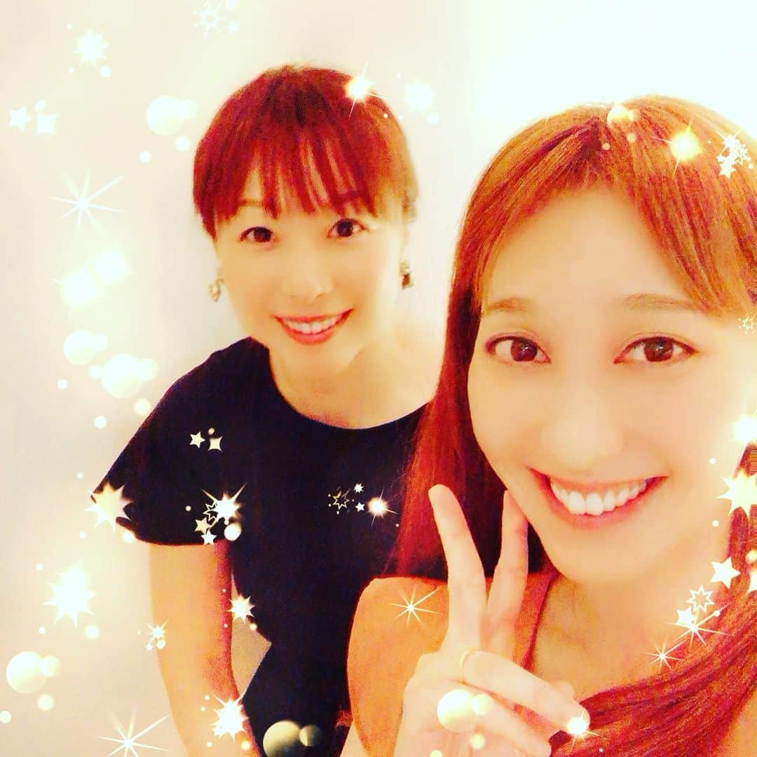 はいだしょうこさんのインスタグラム写真 - (はいだしょうこInstagram)「こんばんは☺️✨ 先日、 元NHKーBS「おかあさんといっしょ」の歌のおねえさん、  かまだみきお姉さんに久しぶりに、 会えましたー😆💕 今のお母様方は知らないかもなんだけれど🤔（最近は、私が歌のお姉さんだった事も知らない方もいると思うから🙄） 今の、 BS「おとうさんといっしょ」の 枠で、 BS「おかあさんといっしょ」という番組がやっていたんだよ☺️✨ 私より、先に歌のおねえさんをしていた、みきちゃん☺️✨ ちょうど、同じ時期で、アリーナとかでもよく共演していたし、 現役当時から、今もずっと仲良しです‼️☺️✨ 当時から、2人で笑いが止まらなくなっちゃうくらいツボが同じで、考え方も同じで楽しくて、幸せだった☺️💕 宝塚が大好きな、みきちゃんと私と、恵畑ゆうお兄さんも一緒に、 ずっと、宝塚話していたなぁ。。。☺️💕 どんなに離れていても、会えばすぐに 元に戻れる☺️✨ 幸せな時間でした☺️💕 #NHKーBS #おかあさんといっしょ #歌のお姉さん #同い年✨ #いつも宝塚話で盛り上がる✨ #当時、23🦏  #お互いの気持ちが分かる #当時から励まし合って、 支えてもらった☺️ #みきちゃんが、しょーちゃんは、 あの時から今も変わらない。って言ってくれた☺️✨（見た目じゃないよ😅💦） #なんだか、嬉しかった☺️✨ #みきちゃんも変わらない。 #優しくて面白くて、気遣いさん☺️ #連絡はずっととっているけれど、やっぱり会えるのは、嬉しい😆💕 #今日は、スーパーに、 パックのコーンスープを、買いに行ったら、売り切れだった😅💦 #そのあと、色々なお店を見に行ったけど、どこにもなかった😌  #そんな時もあるさー😁✨」6月2日 22時54分 - haida_shoko