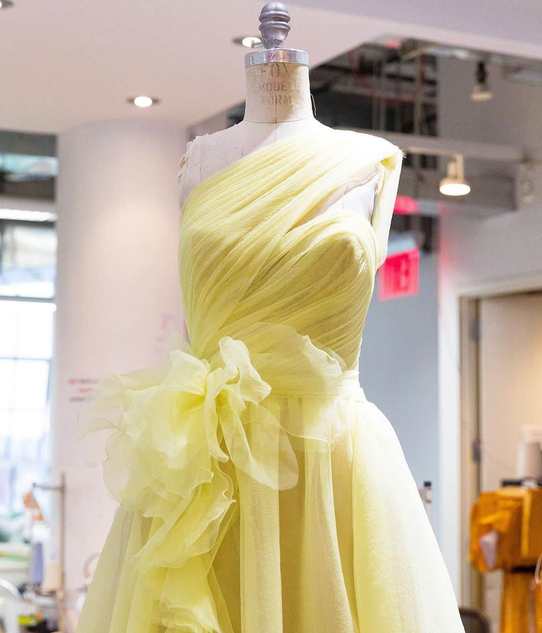 Marchesaさんのインスタグラム写真 - (MarchesaInstagram)「A look into the Marchesa atelier for the making of the Spring/Summer 2019 Marchesa collection. Shop the look now @neimanmarcus. Photo by @yvonnetnt. #marchesa #ss19marchesa」6月2日 22時56分 - marchesafashion