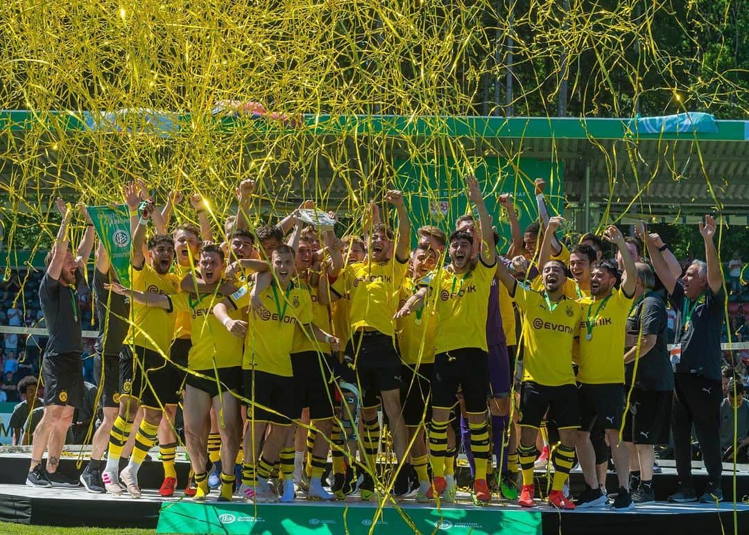 ボルシア・ドルトムントさんのインスタグラム写真 - (ボルシア・ドルトムントInstagram)「🎉 #U19 Bundesliga Champions! 🖤💛 #dortmunderjungs #bvb #u19 #borussiadortmund #champions #deutschermeister #vfbbvb」6月2日 22時58分 - bvb09