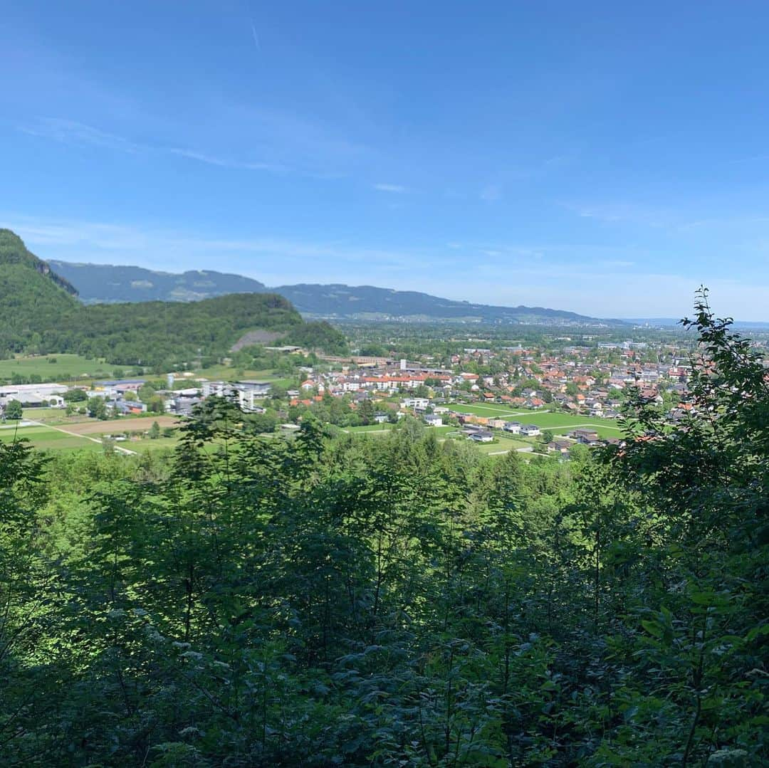 アンジェラ・アイターさんのインスタグラム写真 - (アンジェラ・アイターInstagram)「Climbing in different areas is what fills my mind. Yesterday I had such a fun day at one of the crags in the west of Austria, teaming up with @bernieruech @raphi___e , @michiofner and stefanbrunner. I like to check out routes by myself - fail, take falls and learn from the moves. Step by step I get closer to tackle the problem. This way challenges my mind, strength and grit. When I finally get lost in my ideas I ask my friends for help and we exchange our beta. ☺️🤗🌺 📸 @raphi___e  #verleihtflügel #jedentagtirol @lasportivagram @team_edelrid #climbing #outdoors #socialmedia #balance #emotion #nature #outdoorwoman #staymotivated #klettern #bouldern #bouldering #gesundheit #vital #friends」6月2日 23時09分 - angyeiter