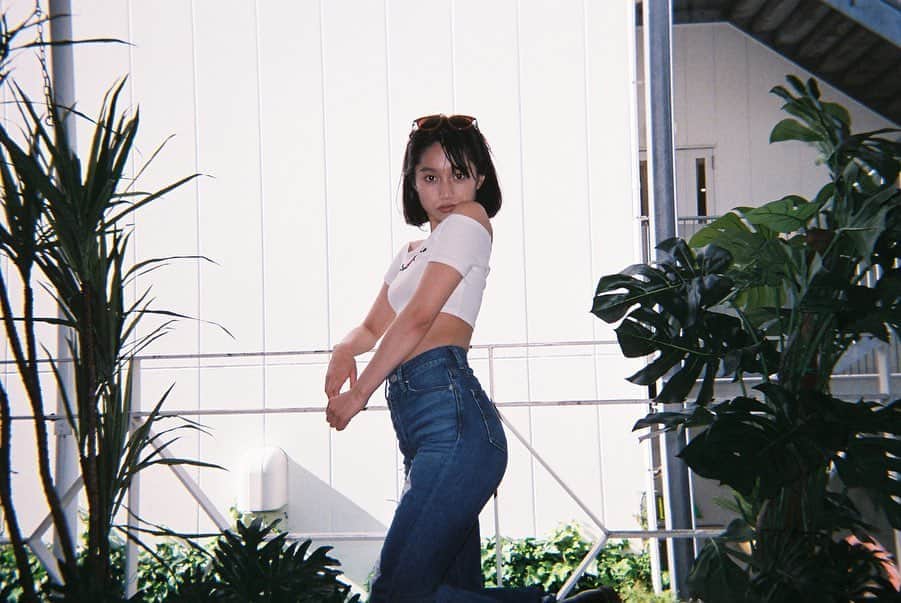 のインスタグラム：「. かなり暑かった日🌞🌞 #ishotfilm #filmportrait  #filmisbetter #grungey #film_japan #lovefilmclub  #hotgirlsonig #analogue_people  #analogtokyo #japanesegirls  #vintageoutfit #ibelieveinfilm  #mememe #infilmwetrust  #goldmoony #buyfilmnotpixels #写ルンです #写ルンです女子  #フィルムと生活 #フィルムカメラに恋してる  #ヴィンテージライク #グランジ  #エロかわ #おフェロ  #他撮り #肌見せ  #ポトレ部 #桃尻 #お洒落女子 #海外風」