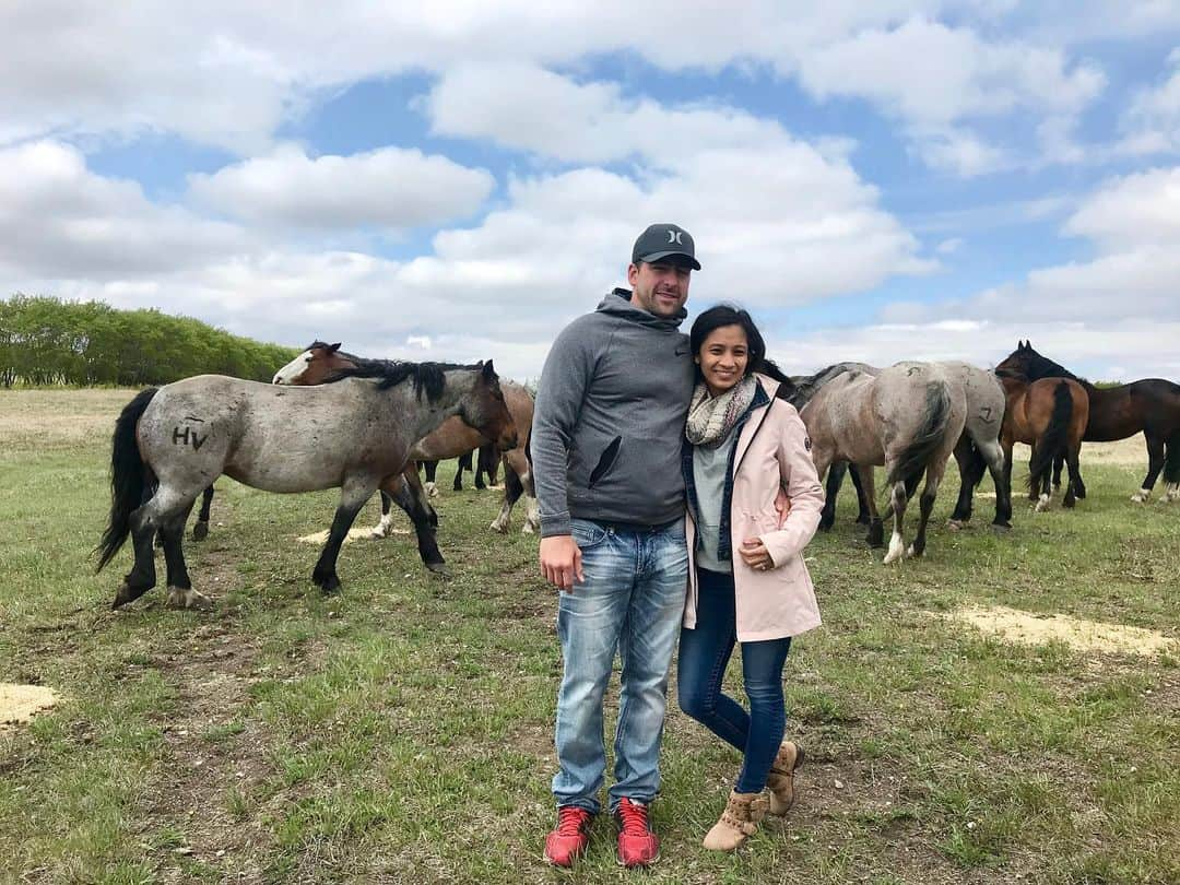 アマンダ・エボラさんのインスタグラム写真 - (アマンダ・エボラInstagram)「Horsin’ around in the wild, eh?! Neigh!! 🐎😂 You know you love my lame joke @paigehlawrence !  #lastSunday #WildHorses #PaigesRanch」6月2日 23時04分 - acevora84