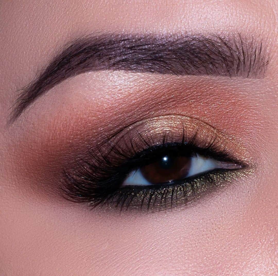 Motives Cosmeticsさんのインスタグラム写真 - (Motives CosmeticsInstagram)「@ElyMarino’s eye look is major #goals.  Get the look: 1.Begin by blending “Dreamer” slightly above the crease and right underneath the first part of the brow  2.Taking “Go Getter” on a fluffy brush, blend in the outer corner of the eye  3.Pat “Slay” shadow onto the first half of the lid  4.Taking “Earth” eye khol line the eye and using a pencil brush and the color “Go Getter” blend out slightly for a soft/smokey effect  5.Line the water line with “LBD” gel liner and smudge out using “Strong” shadow with “Ambitious” over top . . . . #motives #motivescosmetics  #mua #makeuplove #makeupartist  #makeupadict #makeupobsessed #goaldigger #eyemakeup」6月2日 23時05分 - motivescosmetics
