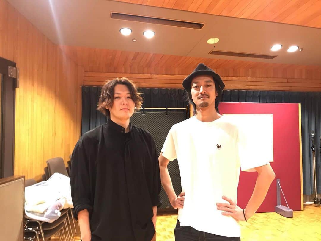 モリシーのインスタグラム：「①いつもの構図。 ②どこ向いてんねん。 ③今日はアコギが大活躍。谷村新司さんシグネイチャーモデルとTyler。 #雲丹亀卓人  #堀正輝」