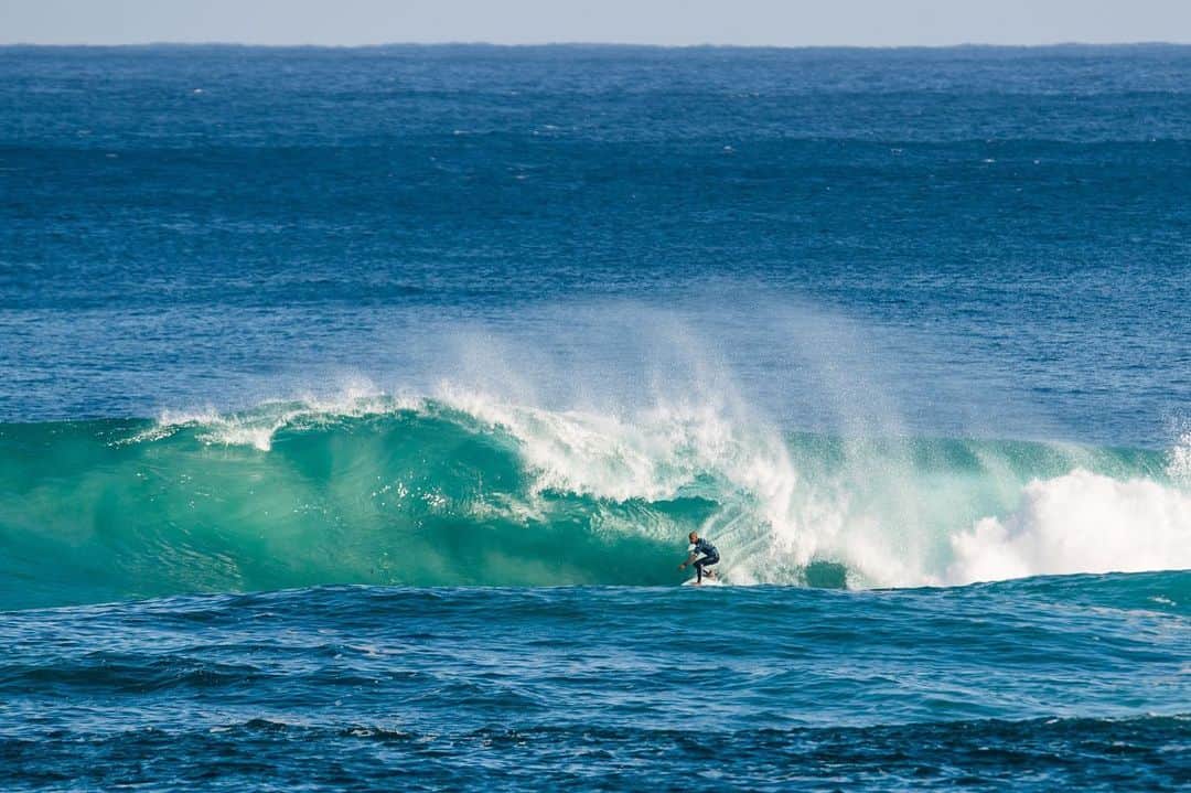 ケリー・スレーターのインスタグラム：「Fun week in #WA. Thanks to everyone who supported all of us surfers this week in this beautiful part of the world. I didn’t quite find the magic this week but some moments along the way and enjoyed myself a ton. Congrats to @caioibelli for taking out our heat this morning and good luck to the remaining competitors. I hope #TheBox turns it back on for the remainder. Looking forward to being back here again someday soon. Photos @_jackbarripp_ and @badboyryry_  PS... @_max.hansen thanks for letting me beat you and your buddy armwrestling today so I didn’t have to give you my board! Hope the hat and leash make up for a sore arm! 😬😆」