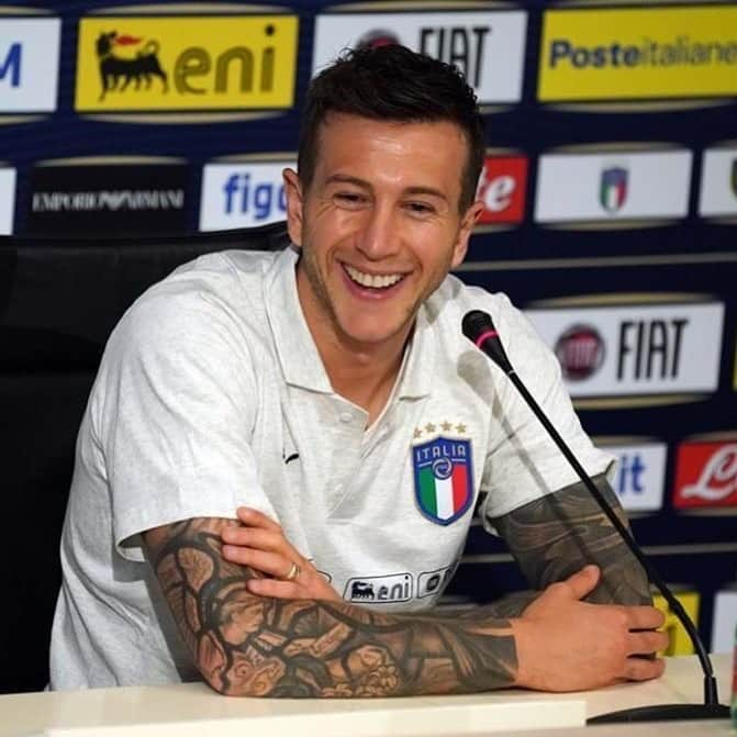 サッカーイタリア代表さんのインスタグラム写真 - (サッカーイタリア代表Instagram)「#Nazionale 🇮🇹 🗣 #Bernardeschi guarda al futuro con ottimismo: “Siamo un gruppo straordinario, ci poniamo obiettivi ambiziosi” @fbernardeschi  L'articolo 👉🏻 www.figc.it  Il #centrocampista ha parlato dall’aula magna di #Coverciano. #Politano ha lasciato il ritiro della Nazionale visto il perdurare del risentimento alla caviglia sinistra.  #Azzurri #VivoAzzurro」6月2日 23時10分 - azzurri