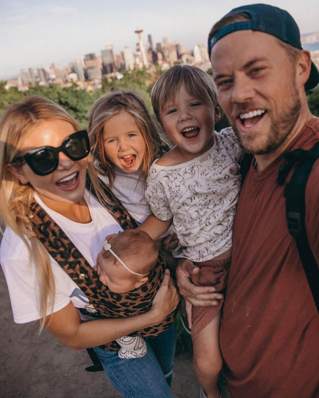 Amber Fillerup Clarkさんのインスタグラム写真 - (Amber Fillerup ClarkInstagram)「Had such a fun couple days in Seattle with my fam 💓 (this is a new carrier c/o @artipoppe and I am obsesssed!!!)」6月2日 23時13分 - amberfillerup