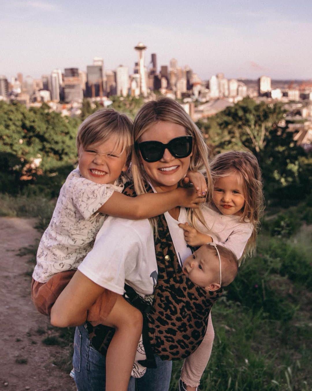 Amber Fillerup Clarkさんのインスタグラム写真 - (Amber Fillerup ClarkInstagram)「Had such a fun couple days in Seattle with my fam 💓 (this is a new carrier c/o @artipoppe and I am obsesssed!!!)」6月2日 23時13分 - amberfillerup