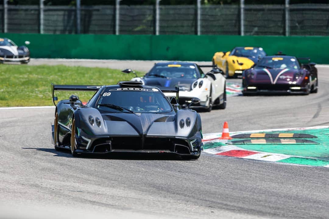 パガーニ・アウトモビリのインスタグラム：「The gods of the Temple of Speed.  #paganiopenday #pagani #zonda #zondas #zondaf #huayra #huayrabc #huayraroadster #paganiraduno - The Vanishing Point #zonda20 #zonda20anniversary」