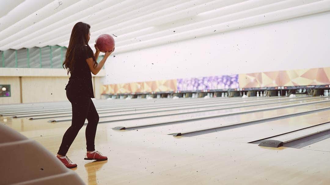 Aurelさんのインスタグラム写真 - (AurelInstagram)「Tebakkk yang menang aku atau @attahalilintar yaa? 🤪🤪🎳🎳 ditunggu di YouTube channel kita yaa!」6月2日 23時25分 - aurelie.hermansyah