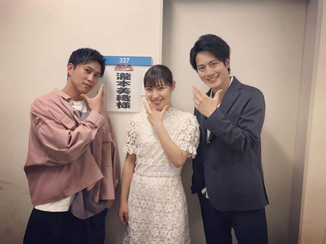 瀧本美織のインスタグラム：「明日は #ネプリーグ に出演させていただきます！ う〜んと、なぜか私の楽屋前で🥺笑  #溝端淳平 さん  #佐野岳 さん  #仮面同窓会 チーム  #仮面ポーズ」