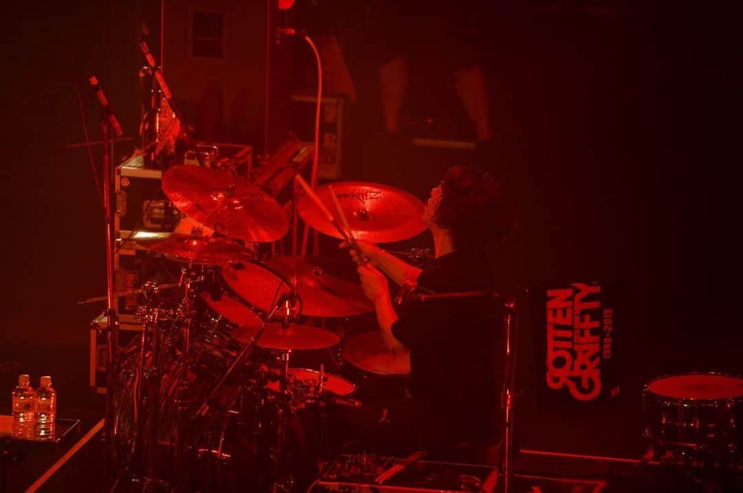 HIROSHIさんのインスタグラム写真 - (HIROSHIInstagram)「百万石音楽祭2019〜ミリオンロックフェスティバル〜  今日もさいっこうに楽しかった〜♪ 今年も呼んでもらえてほんま嬉しかった。 大好きなフェスです。 ありがとうございました。 来年も呼んでくださいね♪  一緒に遊んでくれた音もだちありがとう!!!!! photo by @ninjajon  #rottengraffty  #ロットン  #ミリオンロック」6月2日 23時22分 - hirorinq