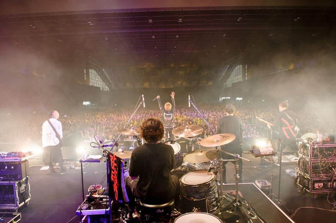 HIROSHIさんのインスタグラム写真 - (HIROSHIInstagram)「百万石音楽祭2019〜ミリオンロックフェスティバル〜  今日もさいっこうに楽しかった〜♪ 今年も呼んでもらえてほんま嬉しかった。 大好きなフェスです。 ありがとうございました。 来年も呼んでくださいね♪  一緒に遊んでくれた音もだちありがとう!!!!! photo by @ninjajon  #rottengraffty  #ロットン  #ミリオンロック」6月2日 23時22分 - hirorinq