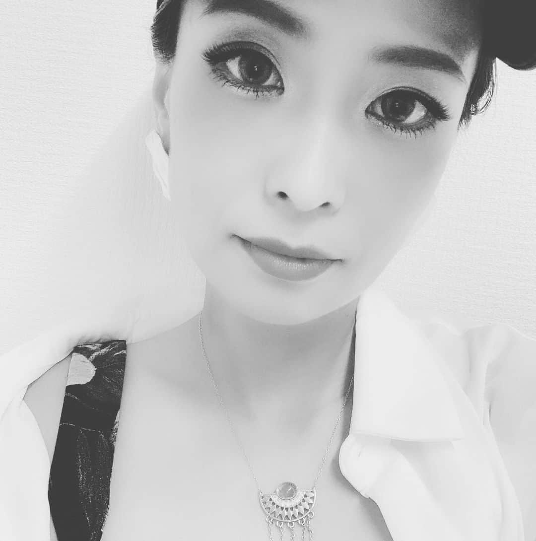 真崎ゆかさんのインスタグラム写真 - (真崎ゆかInstagram)「おちいし味祭り行ってまいりました♬ とっても良いお天気で最高のイベント日和でしたわ🌞 ・ 一緒に歌を口ずさんでくれた方も、大きく手を振ってくれた方も、話しかけてくれた方もみーーーんな本当に素敵な笑顔で、とっても嬉しくなっちゃいました♡ ・ 太鼓はとっても迫力あったし、キッズダンサーズのダンスバトルもあって面白かった💃🕺 ・ 漁港で行われていたので見晴らしも良く、普段あまり味わうことのできない環境で歌わせていただきました⚓︎ 地元のみなさん、あたたかく受け入れてくださってありがとうございました😊✨ ・ #北海道 #落石 #落石漁港 #おちいし味まつり #根室 #初上陸 #イベント #魚介 #カニ美味しかった🦀 #ウニは売り切れてしもたー #天気良かった #でも実はかなり寒かった #白い息出てた #また行きたい場所 #自然 #空気が澄んでる #深呼吸したくなる場所 #アプリの加工機能が凄くてちょっと戸惑っちゃう」6月2日 23時23分 - masakiyuka
