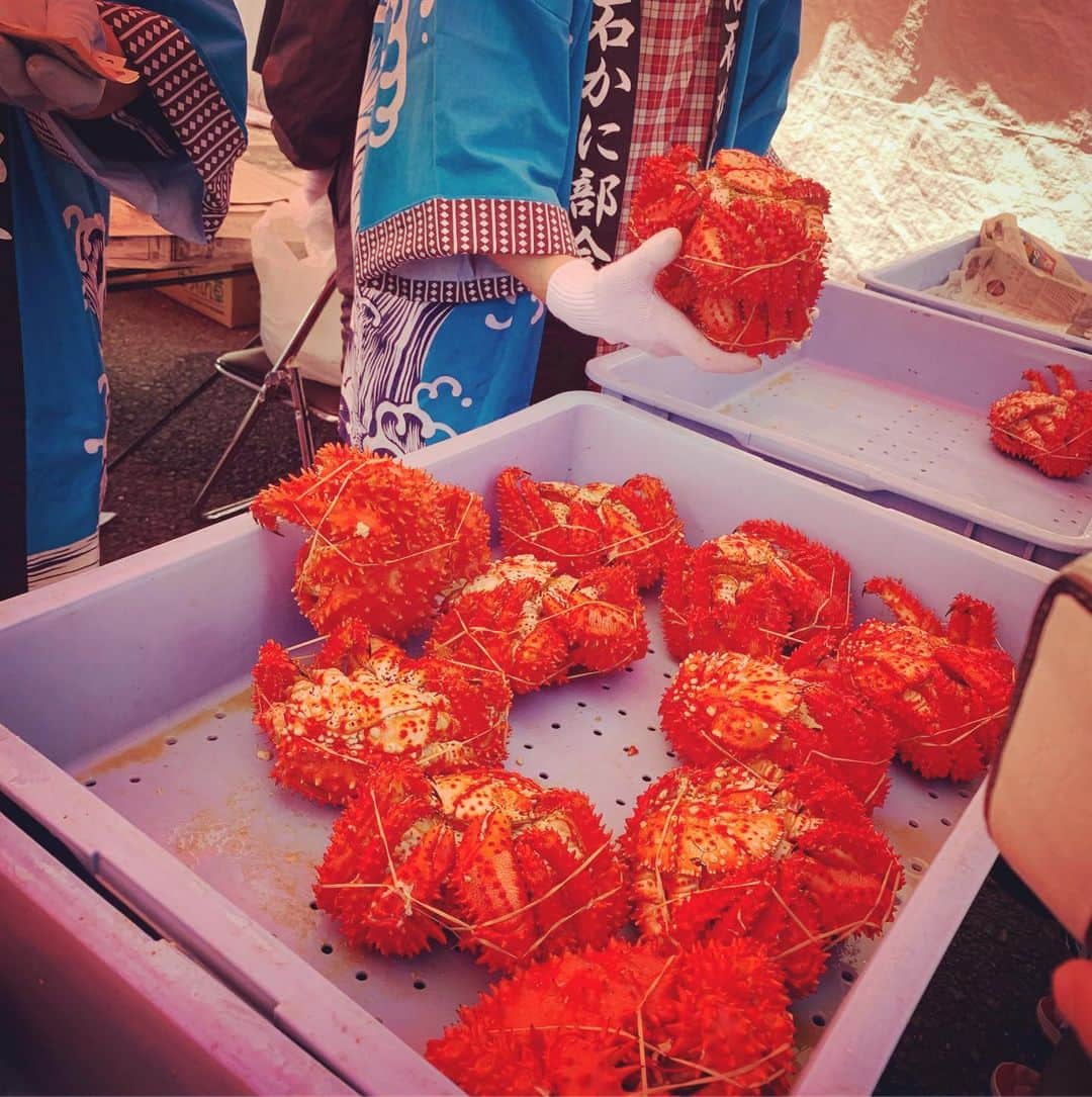 真崎ゆかさんのインスタグラム写真 - (真崎ゆかInstagram)「おちいし味祭り行ってまいりました♬ とっても良いお天気で最高のイベント日和でしたわ🌞 ・ 一緒に歌を口ずさんでくれた方も、大きく手を振ってくれた方も、話しかけてくれた方もみーーーんな本当に素敵な笑顔で、とっても嬉しくなっちゃいました♡ ・ 太鼓はとっても迫力あったし、キッズダンサーズのダンスバトルもあって面白かった💃🕺 ・ 漁港で行われていたので見晴らしも良く、普段あまり味わうことのできない環境で歌わせていただきました⚓︎ 地元のみなさん、あたたかく受け入れてくださってありがとうございました😊✨ ・ #北海道 #落石 #落石漁港 #おちいし味まつり #根室 #初上陸 #イベント #魚介 #カニ美味しかった🦀 #ウニは売り切れてしもたー #天気良かった #でも実はかなり寒かった #白い息出てた #また行きたい場所 #自然 #空気が澄んでる #深呼吸したくなる場所 #アプリの加工機能が凄くてちょっと戸惑っちゃう」6月2日 23時23分 - masakiyuka