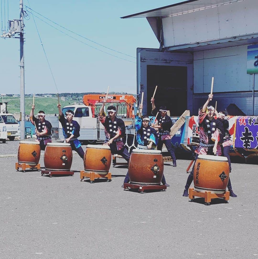 真崎ゆかさんのインスタグラム写真 - (真崎ゆかInstagram)「おちいし味祭り行ってまいりました♬ とっても良いお天気で最高のイベント日和でしたわ🌞 ・ 一緒に歌を口ずさんでくれた方も、大きく手を振ってくれた方も、話しかけてくれた方もみーーーんな本当に素敵な笑顔で、とっても嬉しくなっちゃいました♡ ・ 太鼓はとっても迫力あったし、キッズダンサーズのダンスバトルもあって面白かった💃🕺 ・ 漁港で行われていたので見晴らしも良く、普段あまり味わうことのできない環境で歌わせていただきました⚓︎ 地元のみなさん、あたたかく受け入れてくださってありがとうございました😊✨ ・ #北海道 #落石 #落石漁港 #おちいし味まつり #根室 #初上陸 #イベント #魚介 #カニ美味しかった🦀 #ウニは売り切れてしもたー #天気良かった #でも実はかなり寒かった #白い息出てた #また行きたい場所 #自然 #空気が澄んでる #深呼吸したくなる場所 #アプリの加工機能が凄くてちょっと戸惑っちゃう」6月2日 23時23分 - masakiyuka