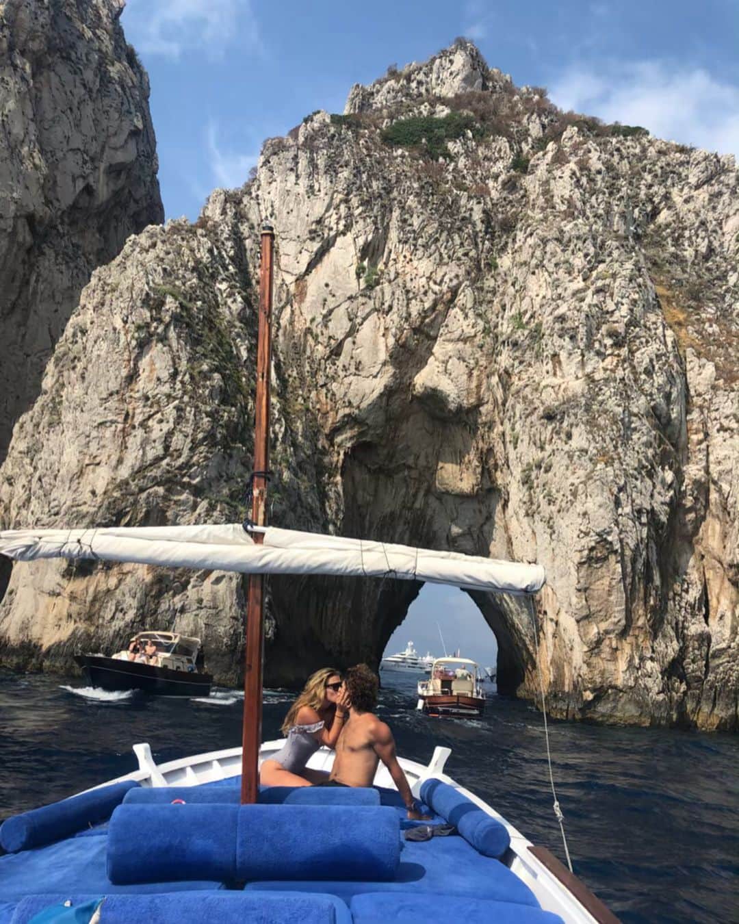 ニーナ・アグダルのインスタグラム：「Happy birthday to this ham! I adore you ♥️ even though you’re always at least 30 mins late and you’re the master of spilling things even when there aren’t things to be spilled.. You’re the 🍎 of my eye, let’s make this your best year yet!」