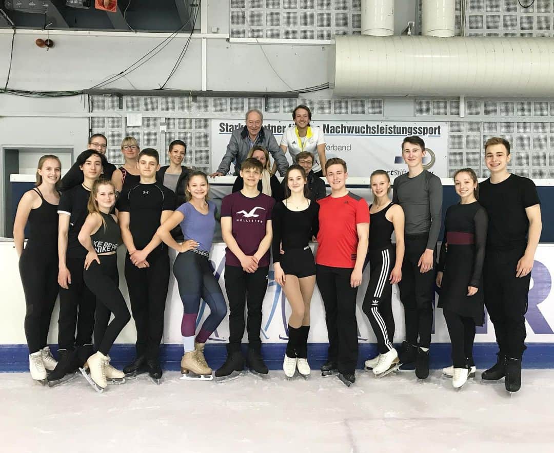 ステファノ・カルーゾのインスタグラム：「It was a great weekend here in Dortmund! DEU seminar for Junior Ice Dance, nice to see all the programs developing.🍀 A big thank you to @westfalenhallen ice rink, our Bundestrainer Martin, to our judge Claudia and our ISU Controller Ingrid!! Time to go back home and get back on ice 🇩🇪⛸💪 #deu #deutscheeislaufunion #icedance #eistanz #figureskating #seminar #junior #sichtung #coach #kidsarethefuture #newseason #happylife #happydays #ciaobelli」