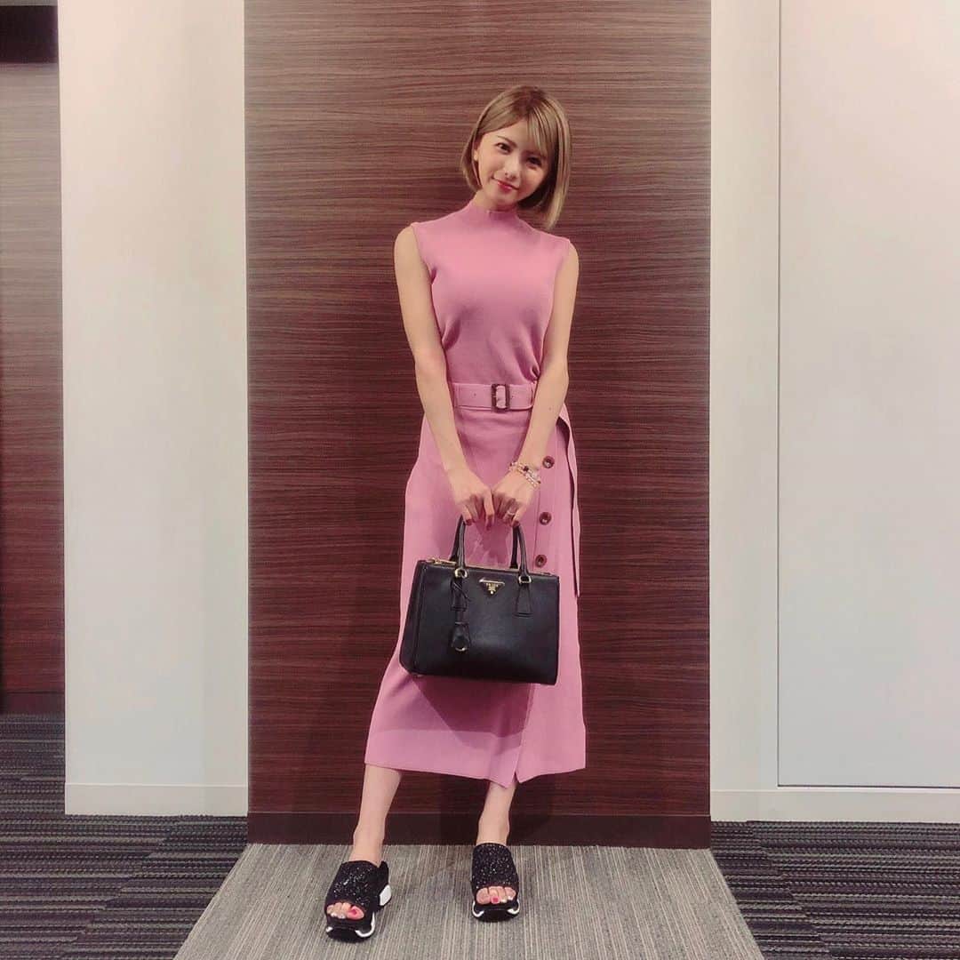 岡田栞奈のインスタグラム：「今日の焼肉ディナーコーデ🍽💫 ・ ・ ニットワンピースはあまり着ない あまあまピンク💓 だから靴はカジュアルにした😎 今日お昼デートしてた大好きなお姉ちゃんに 買ってもらった靴なんだっ 色違いで購入笑笑 めっちゃ楽ちん❤︎ 早速履いたよ❤︎なかよぴ❤︎ #焼肉デート #本日のコーデ #ピンク #ニットワンピ」