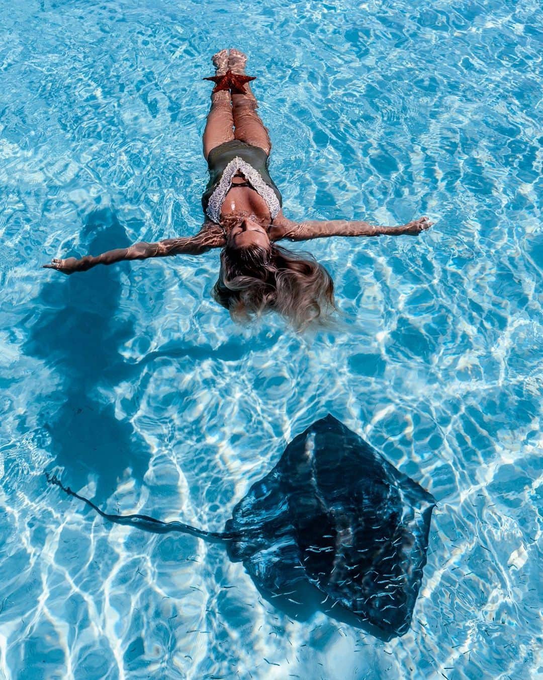 サシャ・カリスのインスタグラム：「Sometimes it’s ok not to be aware of everything around you. The best moments happen when you just let them be 🤗💦 One of my biggest struggles is micromanaging everything, from planning a shot to choosing what to post. Something I’ve found true and what I’ve been trying to follow more is letting things go, and allowing moments to fall into place. . . . One piece swimsuit by @cupshe 💧 You can get 10% off $70 by using “IGSK10” 🌴 #cupshe #cupsheswimsuit #cupsheswimwear」