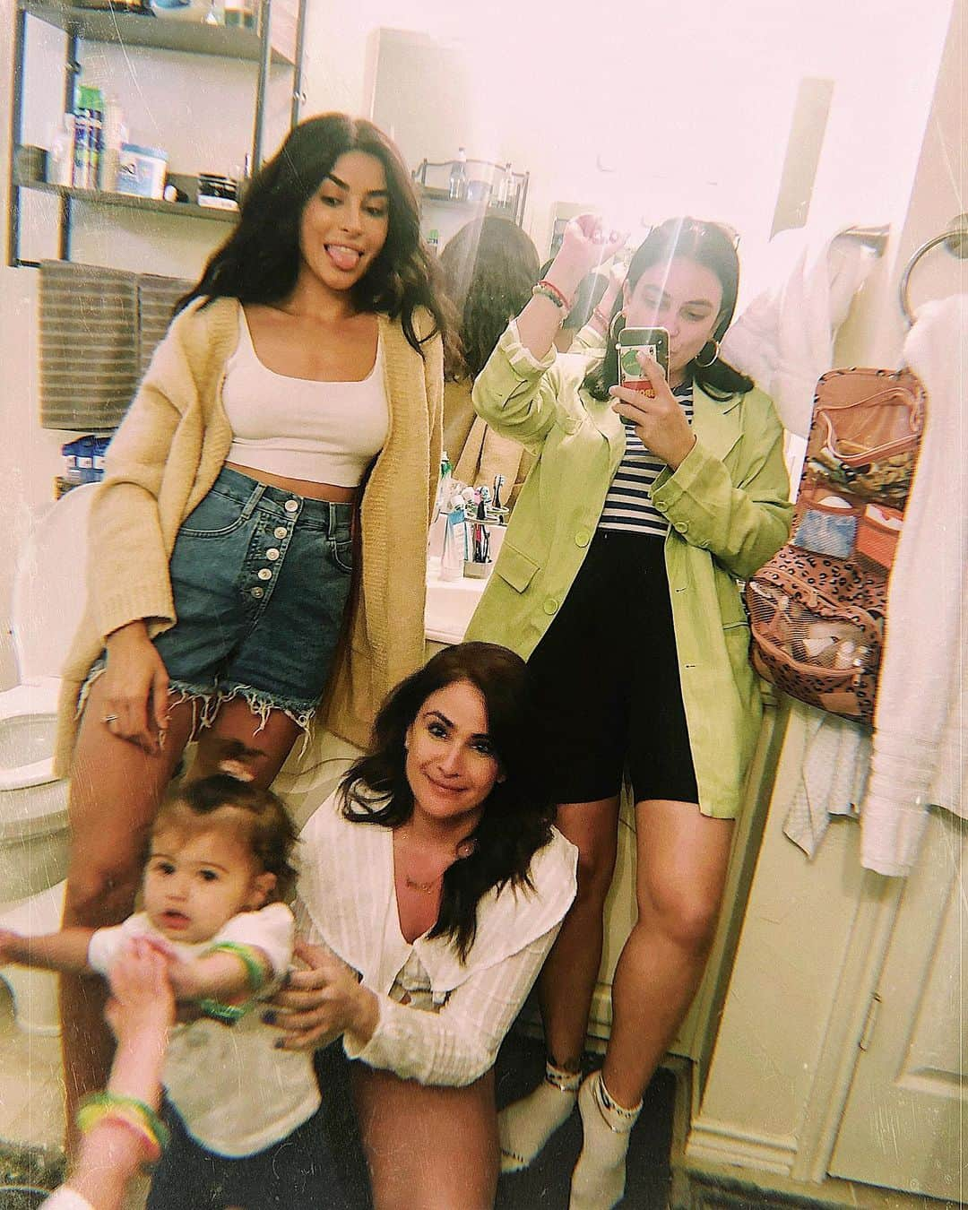 Sazan Hendrixさんのインスタグラム写真 - (Sazan HendrixInstagram)「Aunties = like a mom, only cooler and more fun 👯‍♀️ #sisters」6月2日 23時29分 - sazan