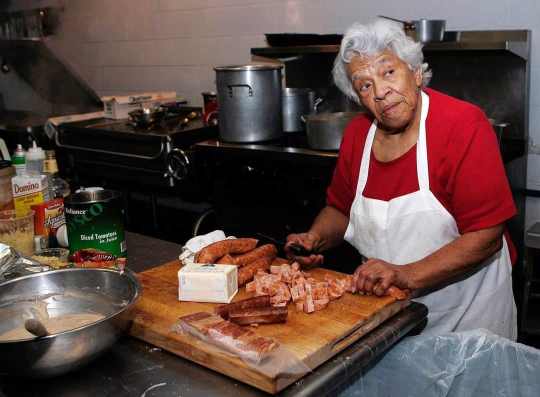NBC Newsさんのインスタグラム写真 - (NBC NewsInstagram)「#NewOrleans chef and civil rights icon Leah Chase, who created the city's first white-tablecloth restaurant for black patrons, ignored city segregation laws and introduced countless tourists to Southern Louisiana Creole cooking, died Saturday at age 96. Read more about her legacy at the link in our bio. . 📷 Bill Haber / @apnews」6月2日 23時30分 - nbcnews