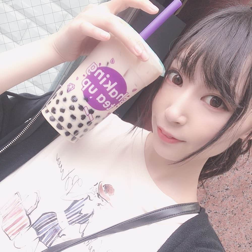 雪乃しほりさんのインスタグラム写真 - (雪乃しほりInstagram)「タピオカめっちゃ飲んでます😳💓 しかもＬサイズのタピオカダブル!!!! 最近、りるちゃんと髪型がたまたま被ることが多くて笑ってたら今日の服装丸かぶりしていて大爆笑🤣🤣🤣 こんなにてることある??笑 今日は完全に双子コーデでした（笑）  #chatime  #タピオカ」6月2日 23時32分 - yukino_shihori