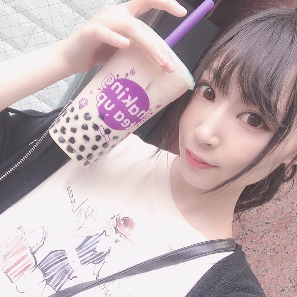 雪乃しほりのインスタグラム：「タピオカめっちゃ飲んでます😳💓 しかもＬサイズのタピオカダブル!!!! 最近、りるちゃんと髪型がたまたま被ることが多くて笑ってたら今日の服装丸かぶりしていて大爆笑🤣🤣🤣 こんなにてることある??笑 今日は完全に双子コーデでした（笑）  #chatime  #タピオカ」