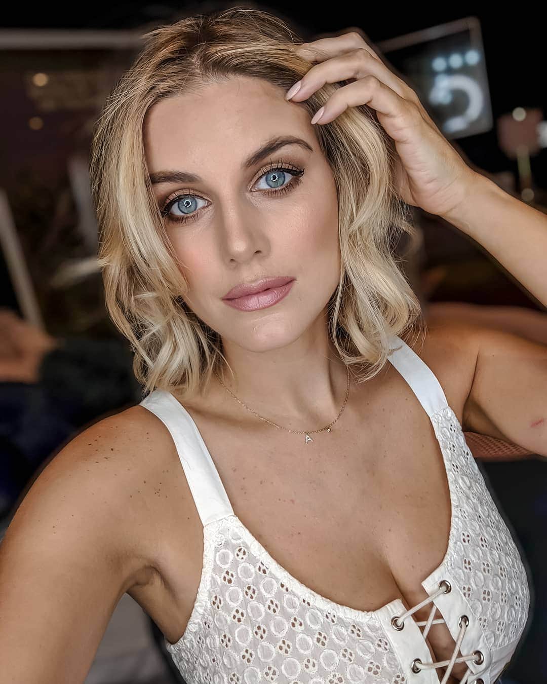 Ashley Jamesさんのインスタグラム写真 - (Ashley JamesInstagram)「Really liked yesterday's makeup and blow-dry. 💁🏼‍♀️ First time using my new eyeshadow palette, the @ctilburymakeup Golden Goddess one. My highlighter is Mean Money/Hu$tla Baby from @fentybeauty. I used the @maccosmeticsuk Soar lipliner and just blended it with a lip balm so it's a bit more natural then with lipstick. 💓✨ Hair by Loren from @secretspauk, who was amazing 😆 #makeup #summerglow」6月2日 23時35分 - ashleylouisejames