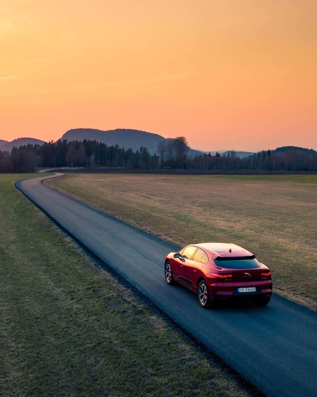 Jaguarさんのインスタグラム写真 - (JaguarInstagram)「“To be able to slide through the landscape in almost complete silence and still have incredible power like a race car is simply amazing and somehow mind blowing.” - 📷: @IAMNordic.  #Jaguar #IPACE #Electric #Luxury #Premium #Performance #SUV #AWD #ElectricCars #Regram #Seljord #Norway #CarsofInstagram #InstaCar」6月2日 23時41分 - jaguar