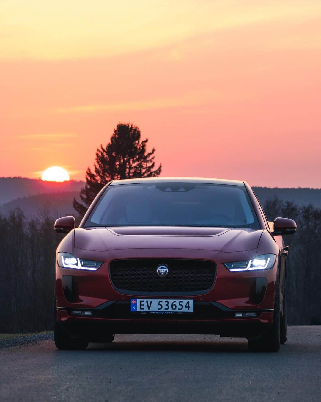 Jaguarさんのインスタグラム写真 - (JaguarInstagram)「“To be able to slide through the landscape in almost complete silence and still have incredible power like a race car is simply amazing and somehow mind blowing.” - 📷: @IAMNordic.  #Jaguar #IPACE #Electric #Luxury #Premium #Performance #SUV #AWD #ElectricCars #Regram #Seljord #Norway #CarsofInstagram #InstaCar」6月2日 23時41分 - jaguar