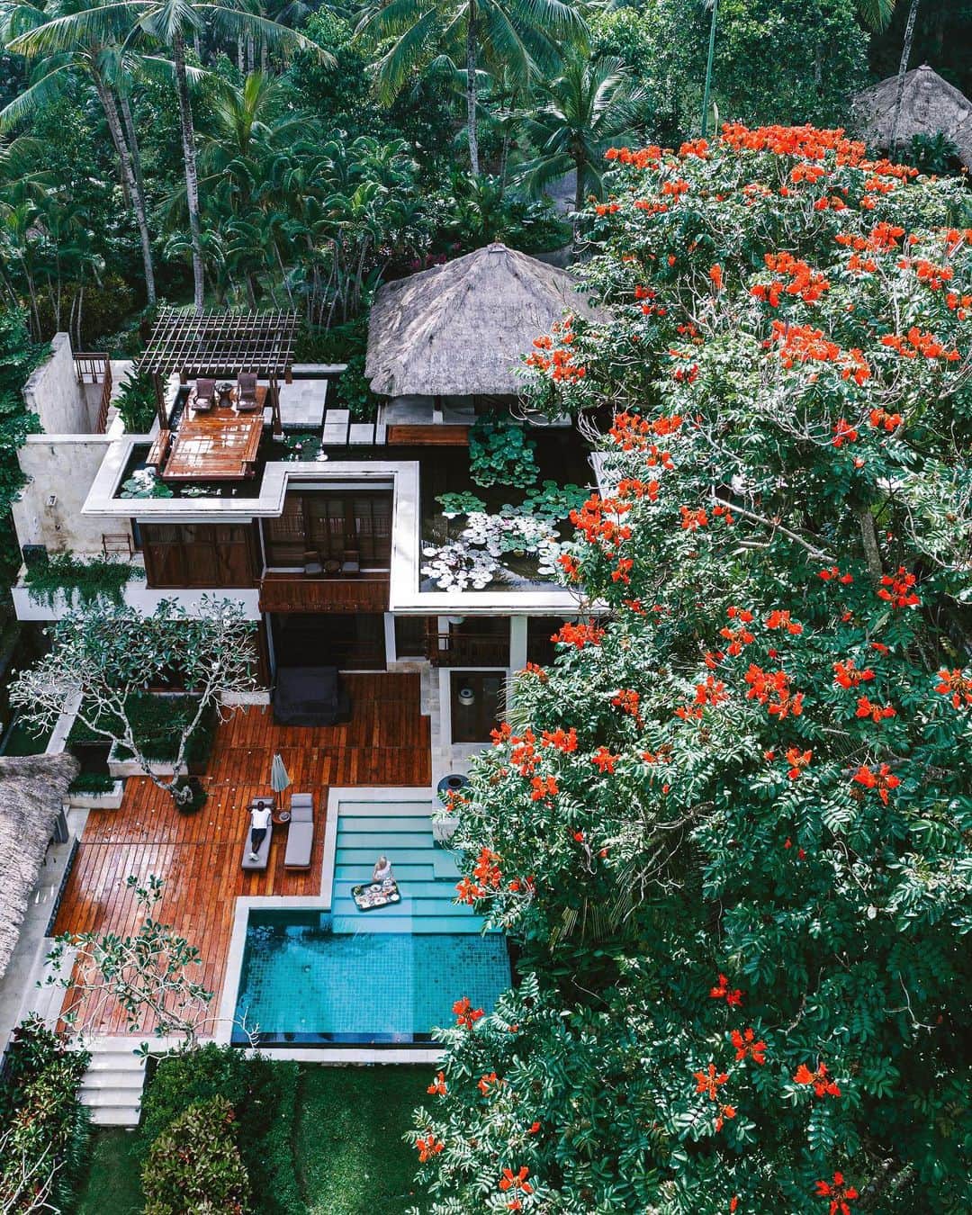 リリー＝ローズ・メロディのインスタグラム：「By far one of the most incredible hotel in the world @fsbali ! Still can’t believe that we’ve spent the night in this incrediiiible villa 😳🌴( that’s actually the villa where President Obama and his family stayed when they visited Bali few years ago 😱!) #lilyinbali」