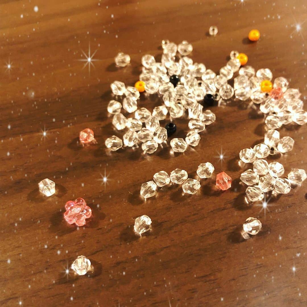 南條早紀のインスタグラム：「好きなこと🌷 . ちまちま。 ビーズ細工も好きです。  必要な材料が全てセットになっているやつを ちまちま作って満足😊 . 細かい作業すると 頭のなか無になってスッキリする〜✨ . あしたも頑張ろう☺️💓 . . #趣味 #手芸 #手仕事 #ビーズ #完成品 #眠ってる #作るのが #ストレス発散  #無 #頭からっぽ #リフレッシュ #根暗 #アナウンサー #南條早紀」