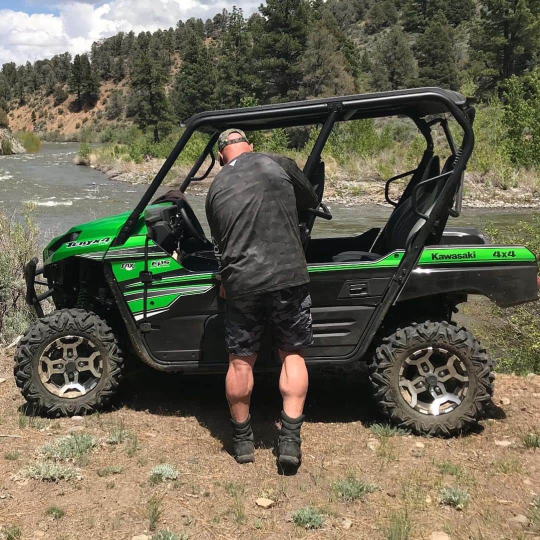 ストーン・コールド・スティーブ・オースチンのインスタグラム：「Loading up in the Teryx4 rocket ship to make a leg training session. #legday  #dontskiplegday  #teryx4  @kawasakiusa」
