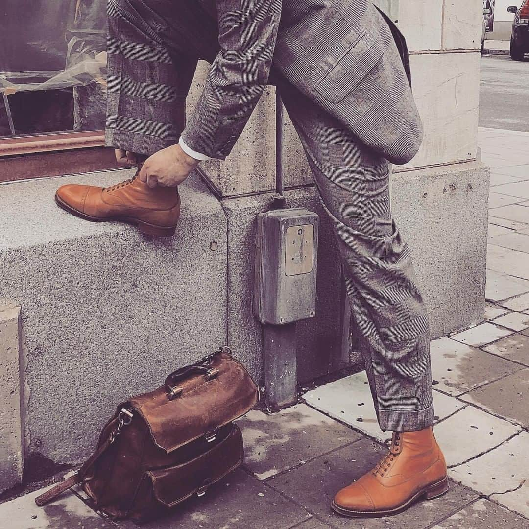 グレンソンさんのインスタグラム写真 - (グレンソンInstagram)「Repost from @amarchesan.se. ⠀ ⠀ @stefankayat adjusting a bootlace on his Grenson balmoral boots, bought at A. Marchesan a few years ago. ⠀ ⠀ - #grenson #grensonshoes #madeinengland #madetoorder #madetolast #vintage #dandy #mensvintage mensfashion #menswear  #balmoralboots #dapper #peopleingrenson」6月2日 23時50分 - grensonshoes