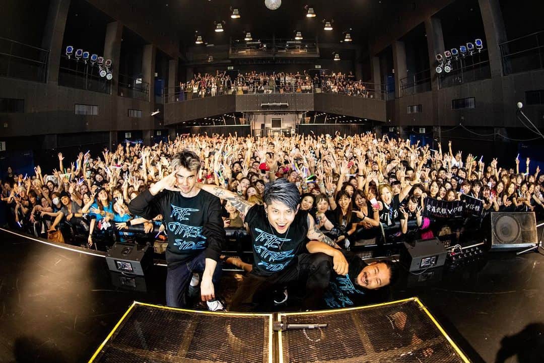 のインスタグラム：「🙏 @miyavi_ishihara Japan Tour 2019 “THE OTHER SIDE”  6.2 FINAL Zepp Sapporo ご来場の皆様ありがとうございました！🙏 ． Photo By: @yusukeeokada 【リリース情報】 MIYAVI NEW ALBUM 💿 NO SLEEP TILL TOKYO 7.24 Release 【ライブ情報】 MIYAVI North America Tour 2019 “NO SLEEP TILL TOKYO” ． 7/25 - Vancouver | Vogue 7/26 - Seattle | Neptune’s 7/27 - Portland | Crystal Ballroom 7/29 - San Francisco | Slim’s 7/30 - Santa Ana | Observatory 8/03 - Tucson | El Rialto Theatre 8/05 - Dallas | Trees 8/06 - Houston | Scout Bar 8/07 - Austin | Come and Take It Live 8/09 - Mexico City | Sala Puebla 8/11 - San Antonio | Vibes Event Center 8/13 - Chicago | House of Blues 8/15 - Detroit | El Club  8/16 - Toronto | Queen Elizabeth Theatre 8/17 - Montreal | Otakuthon Festival 8/19 - New York | Sony Music Hall  8/20 - Philadelphia | Theatre of Living Arts 8/22 - Washington D.C. | The State Theatre 8/24 - Atlanta | The Masquerade ． EASTERN EUROPE 10/21 - Budapest | Barba Negra Music Club 10/23 - Moscow | Glavclub Green Concert 10/24 - St. Petersburg | Aurora Concert Hall #NOSLEEPTILLTOKYO #MIYAVI ． MIYAVI ファンクラブ ”MYV CREW” 2019年度会員受付中！！ . MIYAVI Fan Club“MYV CREW”2019 Membership Admission and Renewal Information . ご入会方法はこちら⬇︎ http://myv382tokyo.com/myvcrew/about.html ． #MIYAVI #Japan #Tour #2019 #THEOTHERSIDE #Live #SS3 #NoSleepTillTokyo #NSTT #NorthAmerica #USA #Canada #Mexico #札幌 #Sapporo」