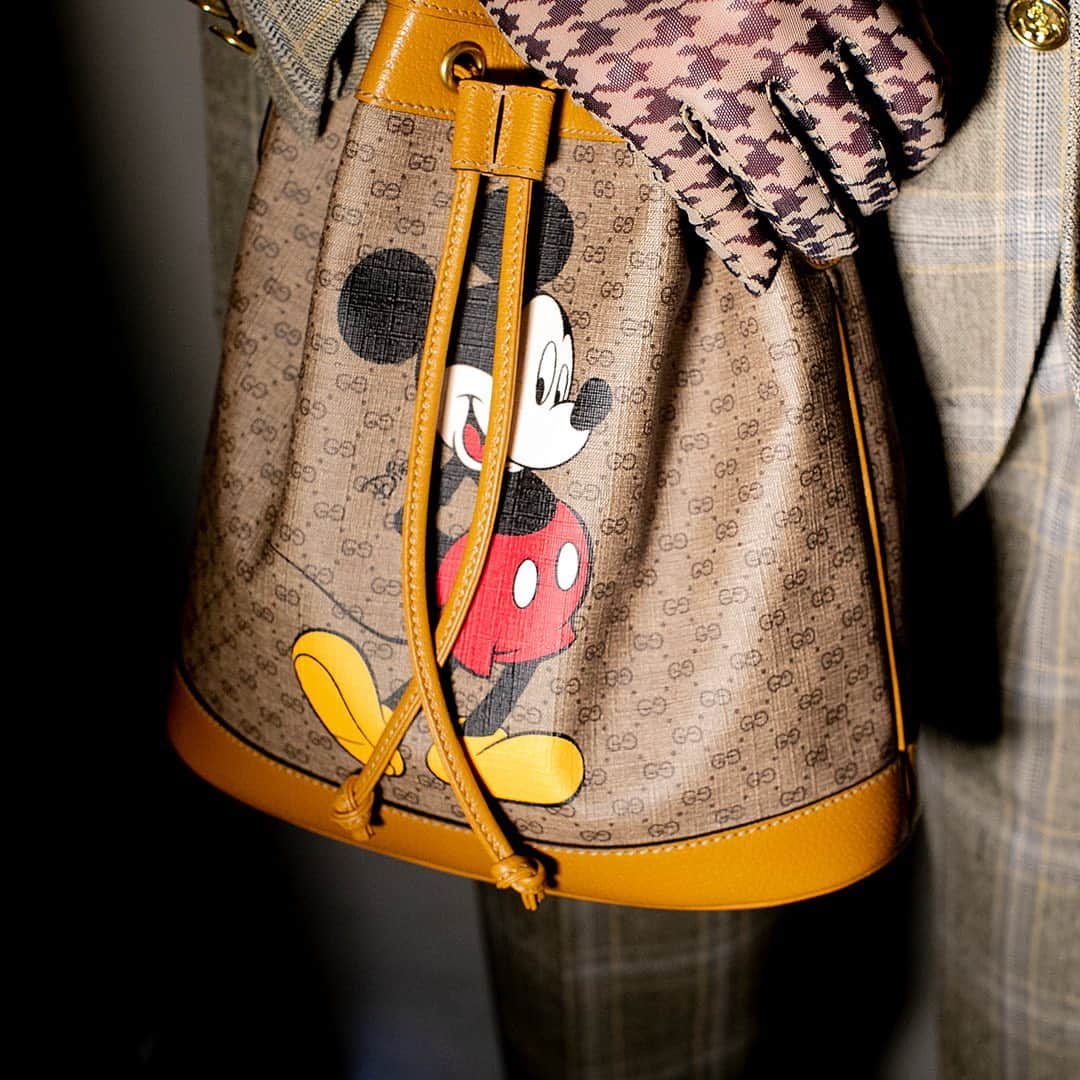 のインスタグラム：「GG leather featuring Mickey Mouse, the Horsebit detail and vintage-inspired shapes define the lineup of shoes and bags from #GucciCruise20 by @alessandro_michele. Discover more through link in bio.  #AlessandroMichele #MuseiCapitolini @museiincomuneroma Disney x Gucci ©Disney」
